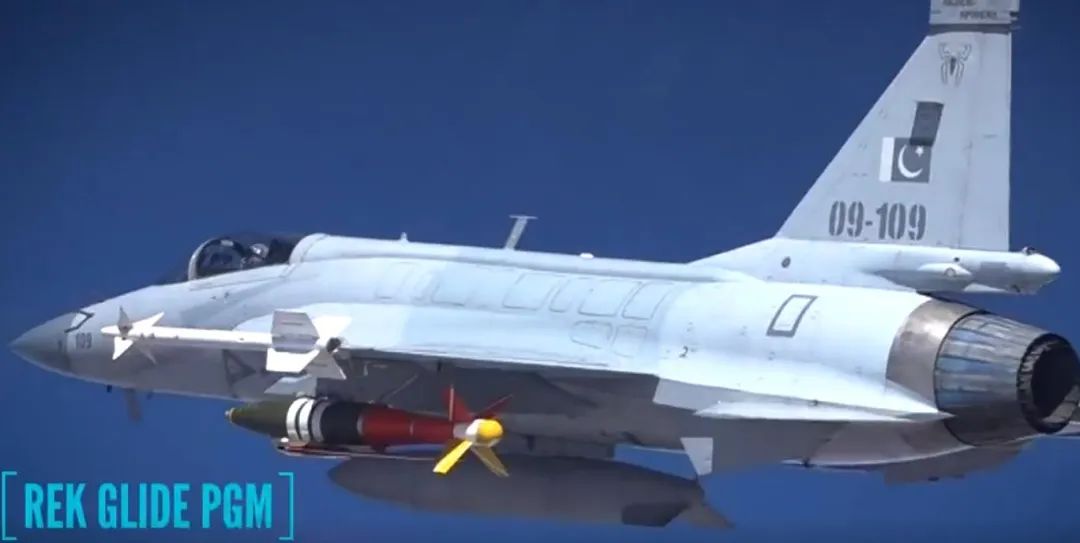 枭龙亮出最强打击火力,10个挂架“野兽模式”,9枚导弹纵横四海