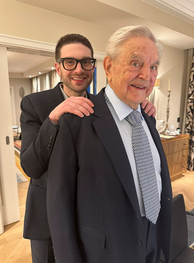 38岁“花花公子”,接掌千亿帝国