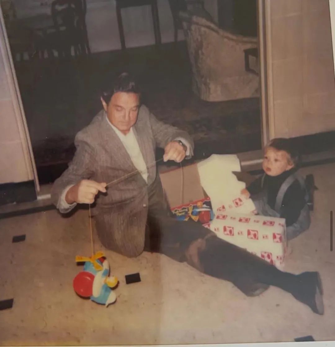 38岁“花花公子”,接掌千亿帝国