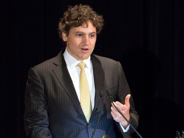 38岁“花花公子”,接掌千亿帝国