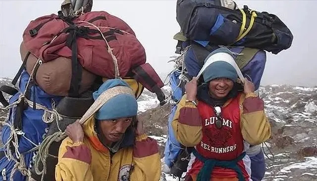 “钱给够,抬你上珠峰”:他们拿命向导,只成了故事的配角