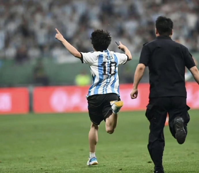 球王梅西机场滞留两小时,我们需要反思么?