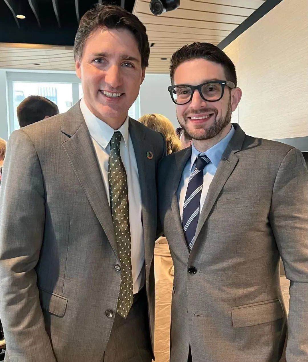 38岁“花花公子”,接掌千亿帝国