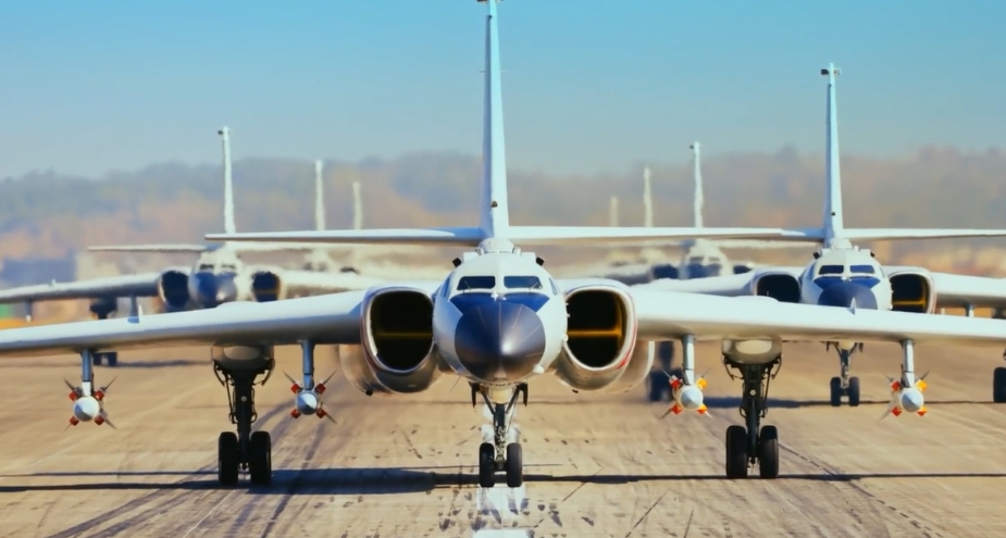 轰-6K突然俯冲,进入掠海模式,光电系统紧紧锁住,对抗中解放军大获全胜