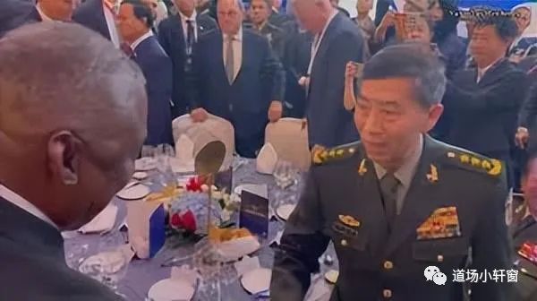 美国高调告诉全世界想与中国对话的想法遭到拒绝；香格里拉对话晚宴上，美国防长主动与中国防长握手，为什么？