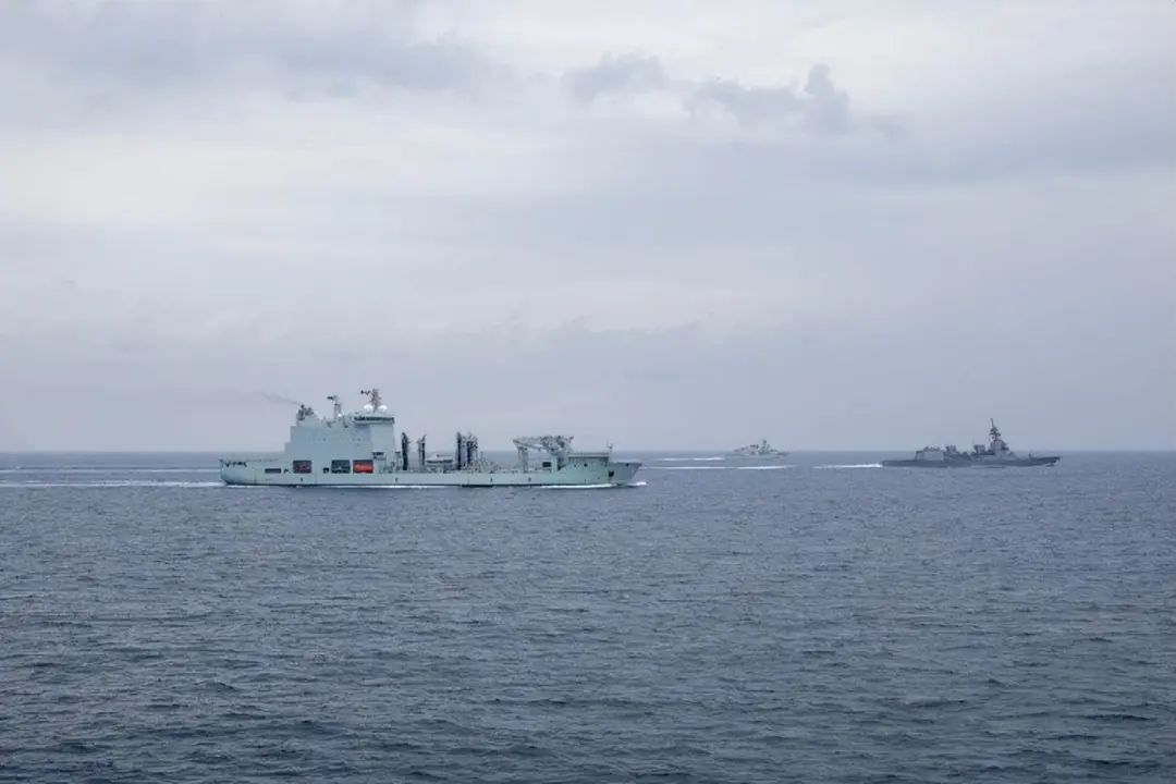 中国052C四舰编队,强行插入美日舰队