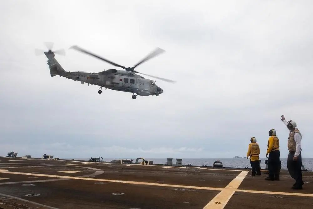 中国052C四舰编队,强行插入美日舰队