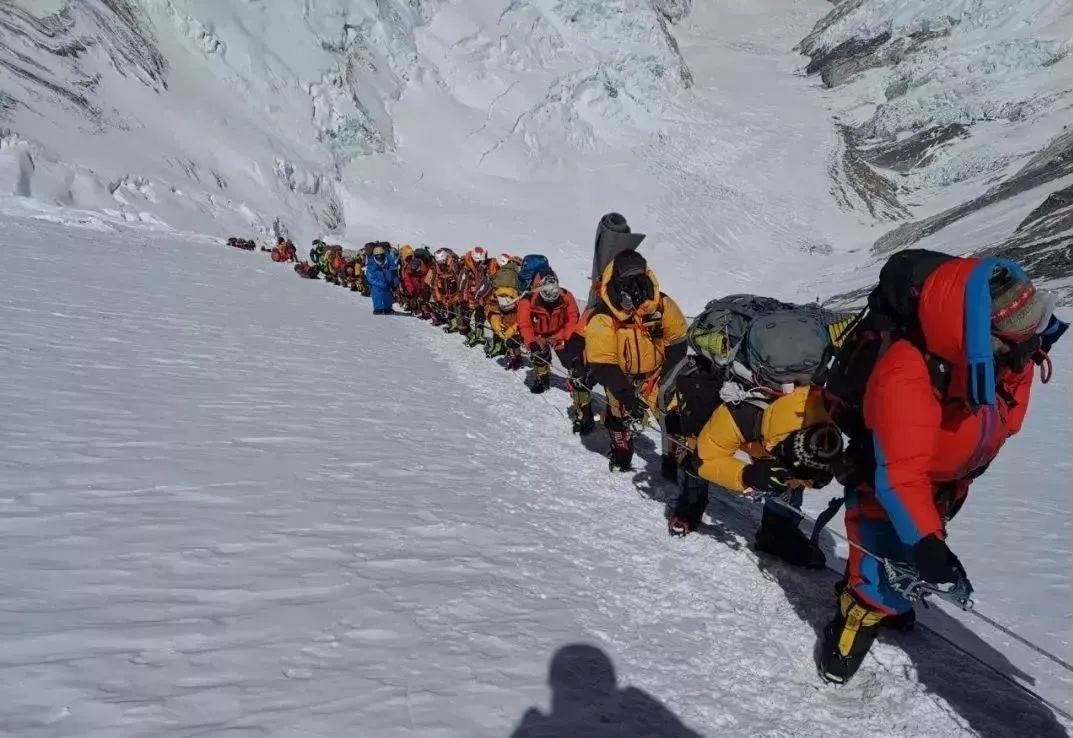 “钱给够,抬你上珠峰”:他们拿命向导,只成了故事的配角