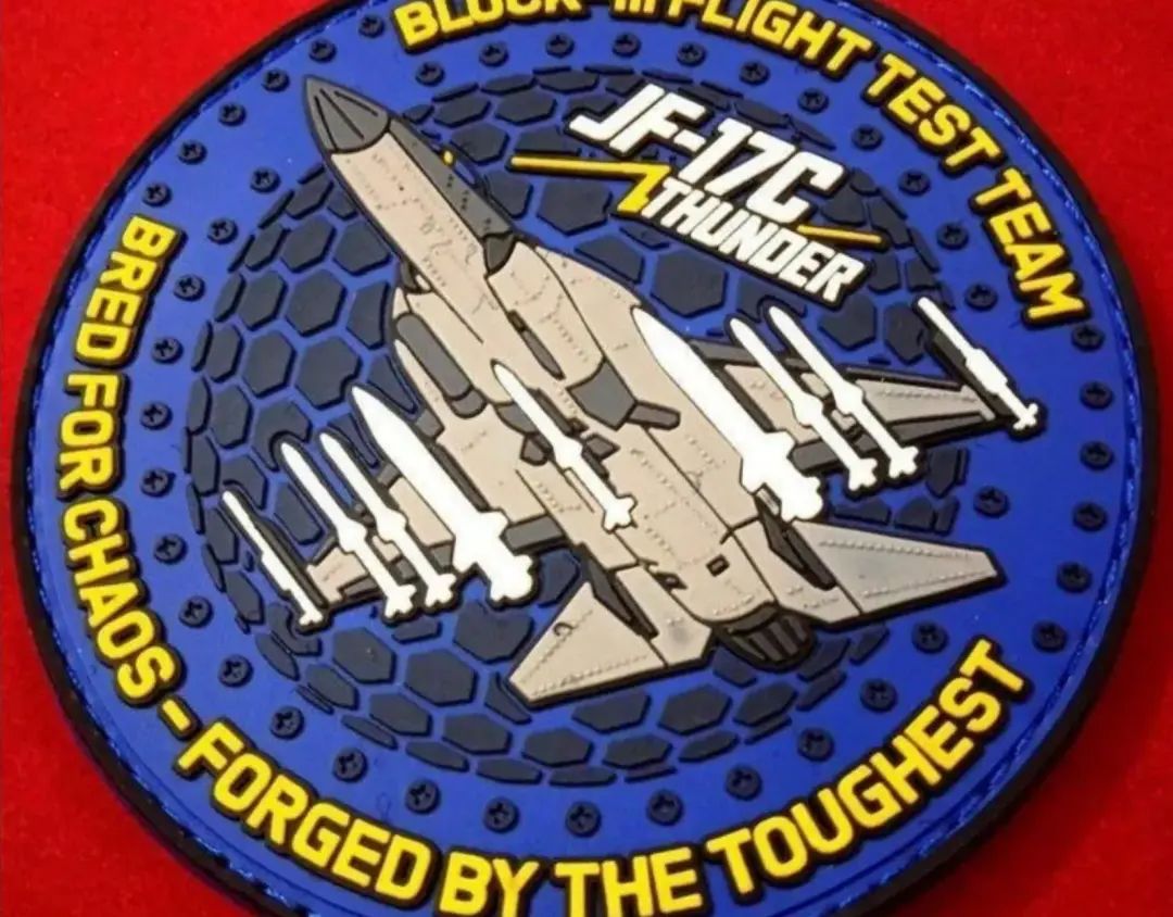 枭龙亮出最强打击火力,10个挂架“野兽模式”,9枚导弹纵横四海