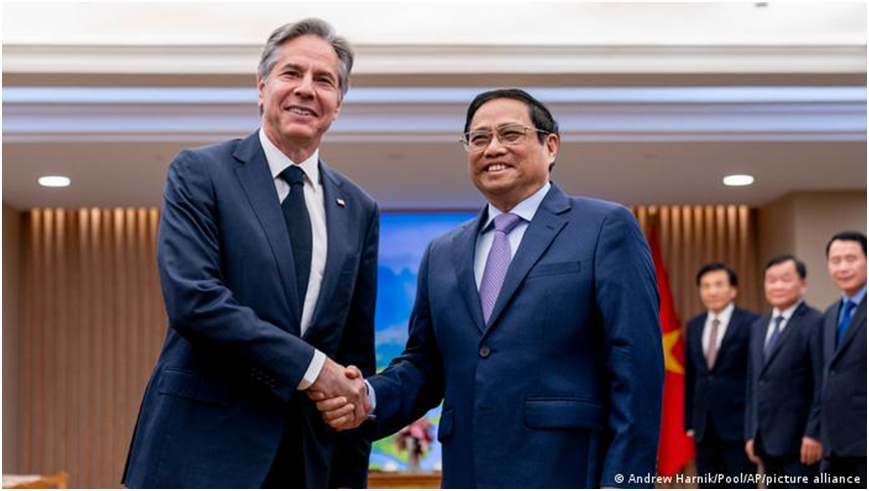 “里根”号航母高调访岘港,越南防长却到了中国……