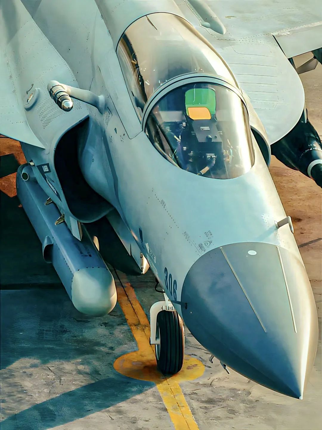 枭龙亮出最强打击火力,10个挂架“野兽模式”,9枚导弹纵横四海