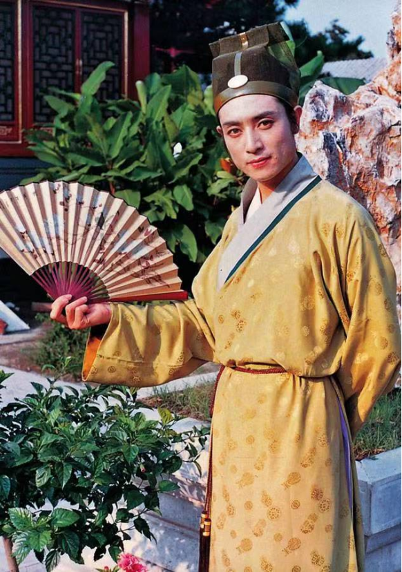 一手差牌的丫鬟小红如何搏命大观园,为自己挣得一份良缘?