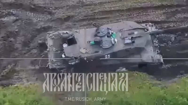 又一辆豹2A6坦克被毁！俄军柳叶刀巡飞弹立功，击中要害燃大火