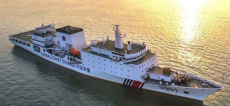 12000吨,你跟我说这是中国海警船?这个世界还是拳头大的说了算