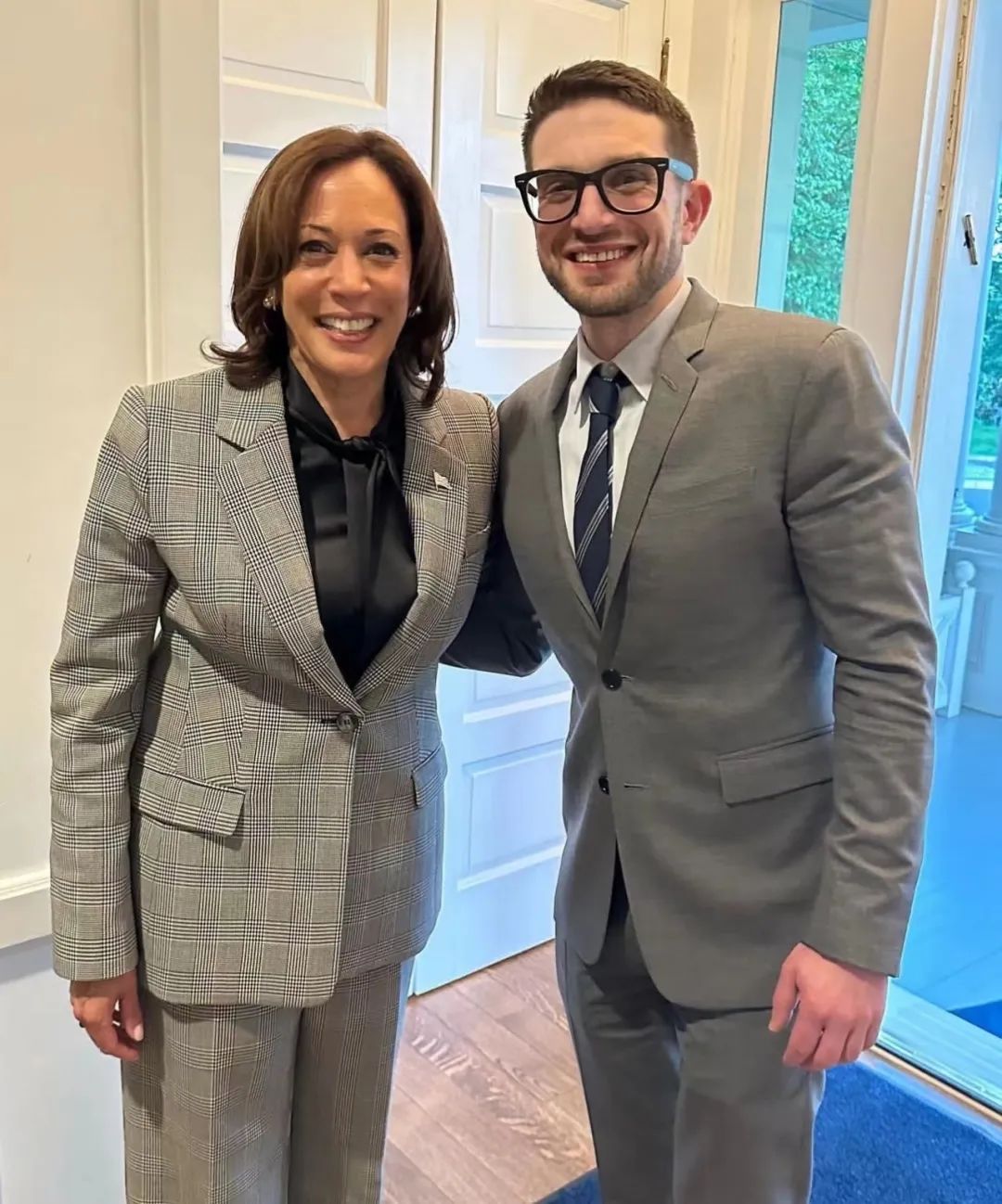 38岁“花花公子”,接掌千亿帝国