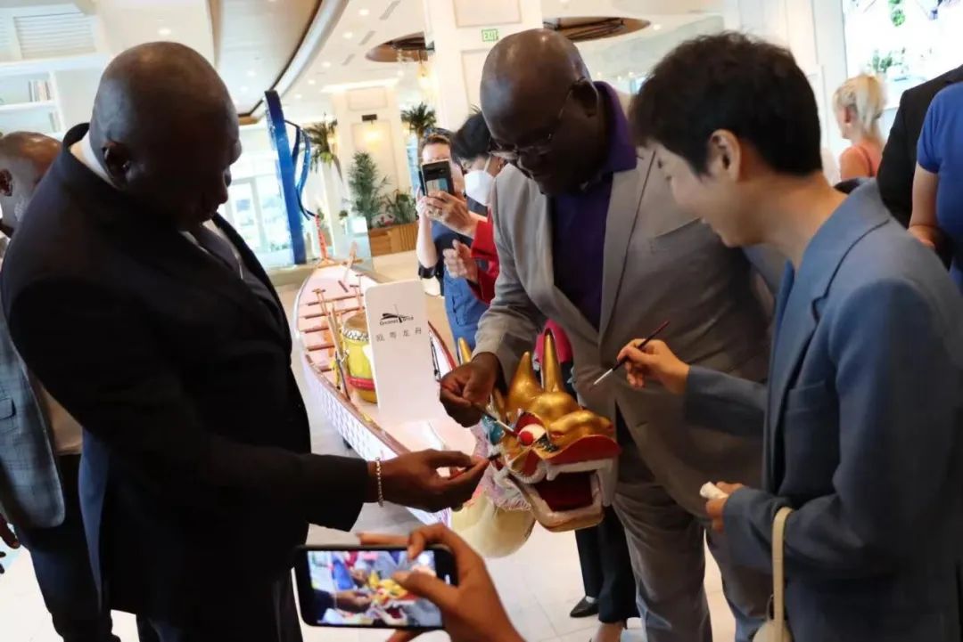 美国“威压”笼罩这个小国