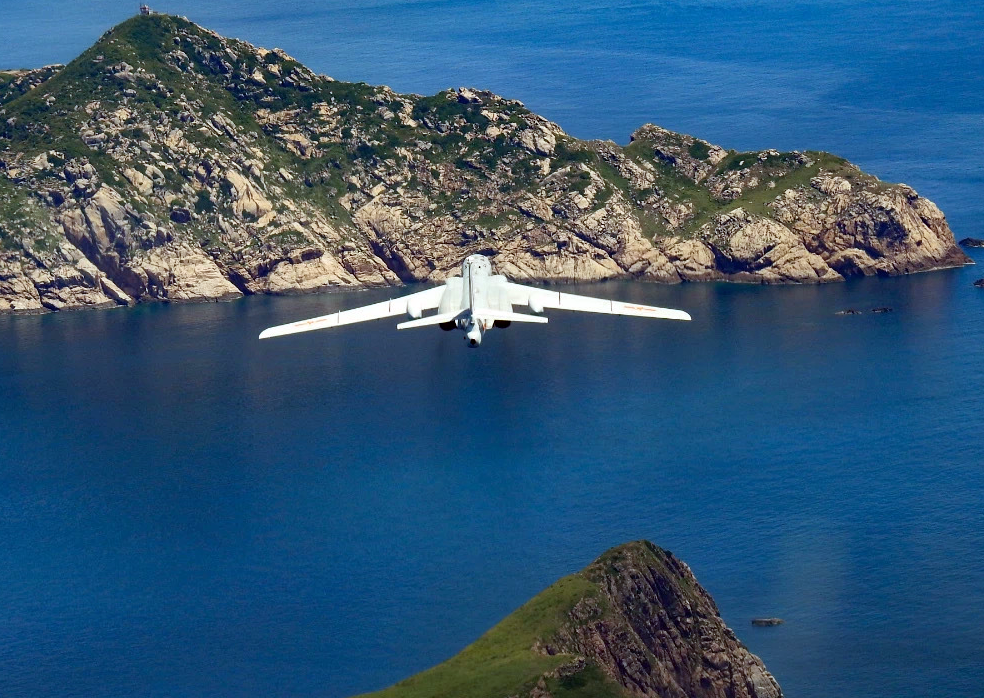 轰-6K突然俯冲,进入掠海模式,光电系统紧紧锁住,对抗中解放军大获全胜