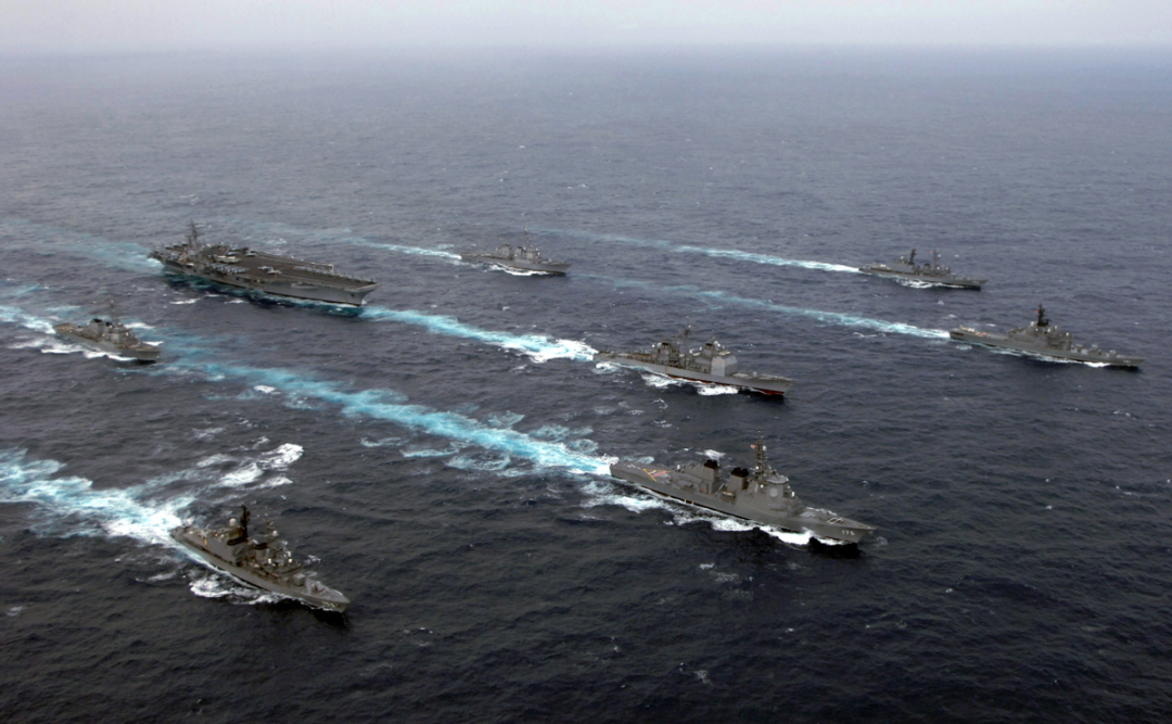 轰-6K突然俯冲,进入掠海模式,光电系统紧紧锁住,对抗中解放军大获全胜