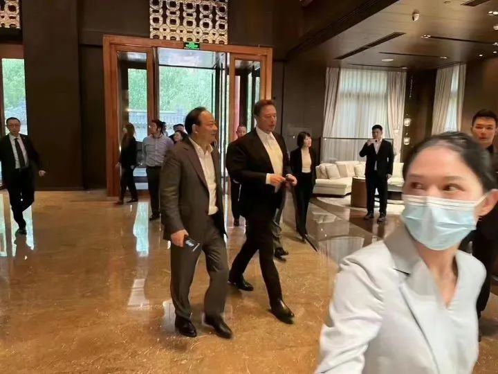 马斯克闪电访华43小时谈了啥?离开中国时重夺世界首富