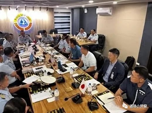 美国高调告诉全世界想与中国对话的想法遭到拒绝;香格里拉对话晚宴上,美国防长主动与中国防长握手,为什么?