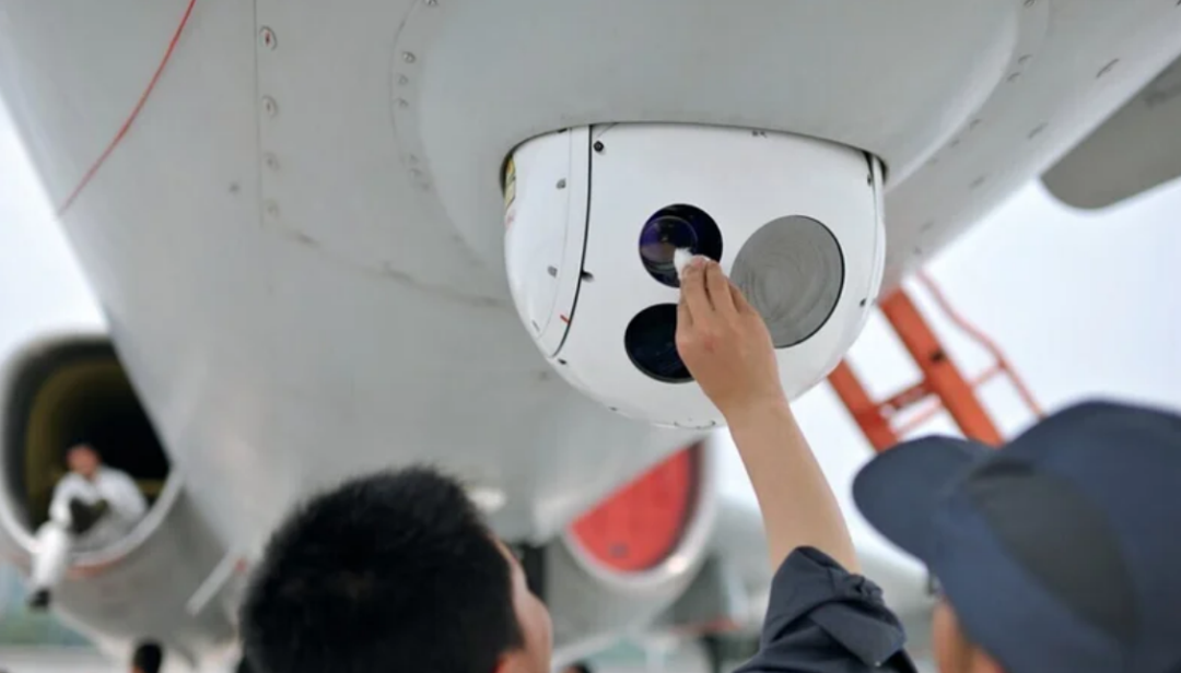 轰-6K突然俯冲,进入掠海模式,光电系统紧紧锁住,对抗中解放军大获全胜