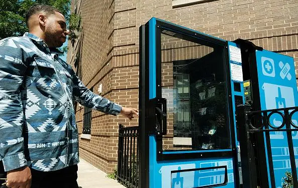 在这里,政府投放“自动贩毒机”,一天补货两次