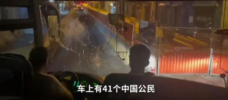 暴徒拿石头砸车,蒙面人跑进车里!在法国遇袭中国旅客:几天不敢合眼,再也不会来了