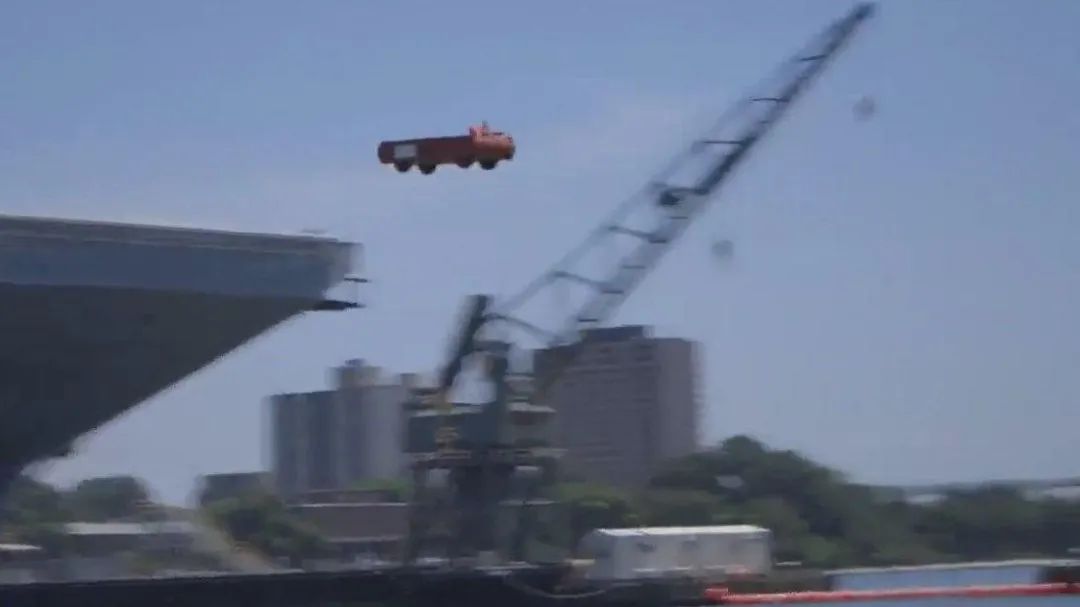 福建舰工棚拆除马上就能出海?别急!海试前还需弹射个小车才行