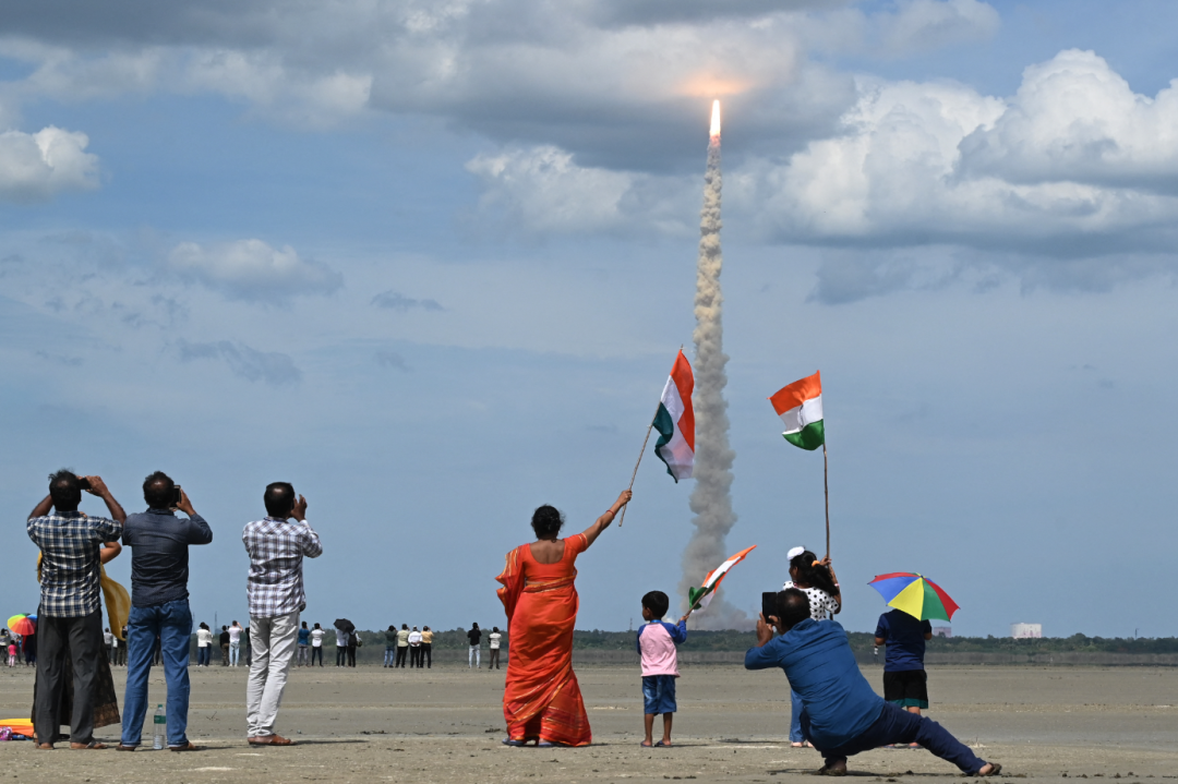 这很印度：“月船3号”探测器发射前，科学家组团求神拜佛