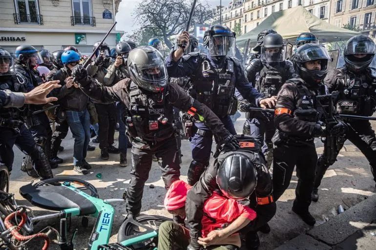 给马克龙敲响警钟，法国大骚乱背后，真正的危机是什么？