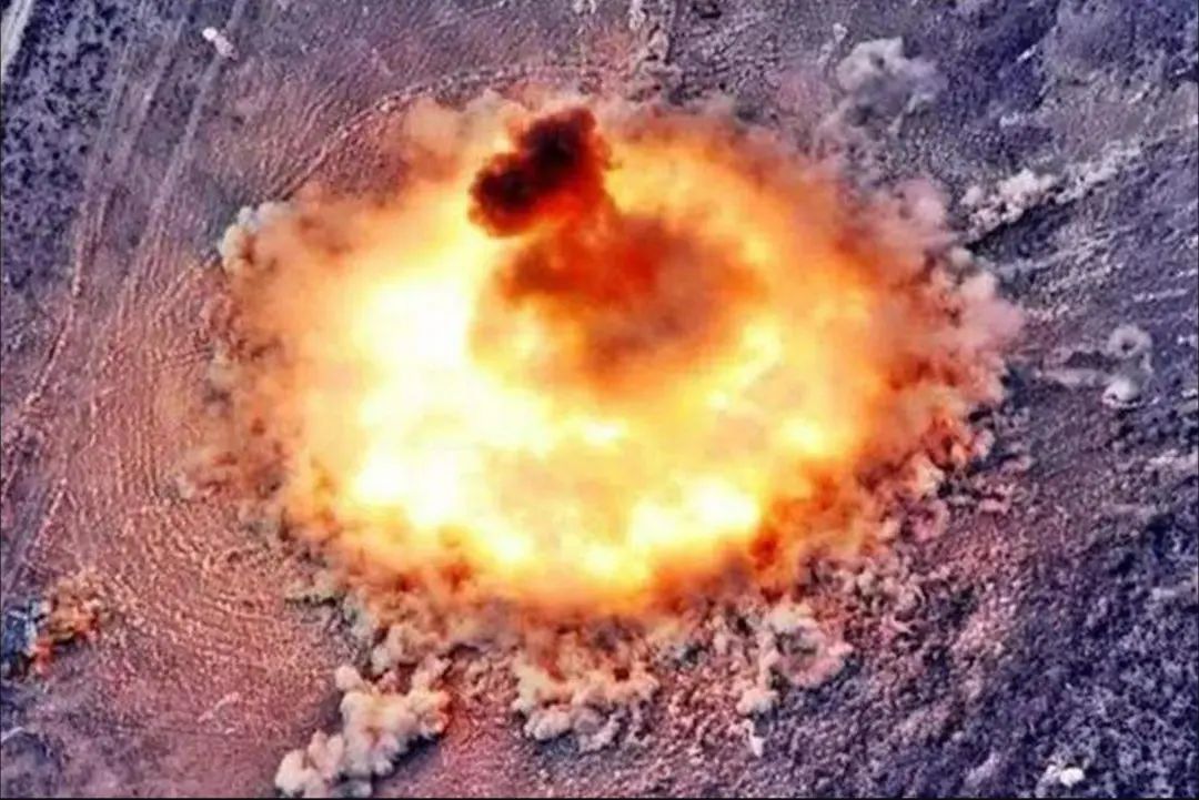 中国“炸弹之王”曝光，轰爆威力仅次于核弹，2500度火球横扫敌人堡垒