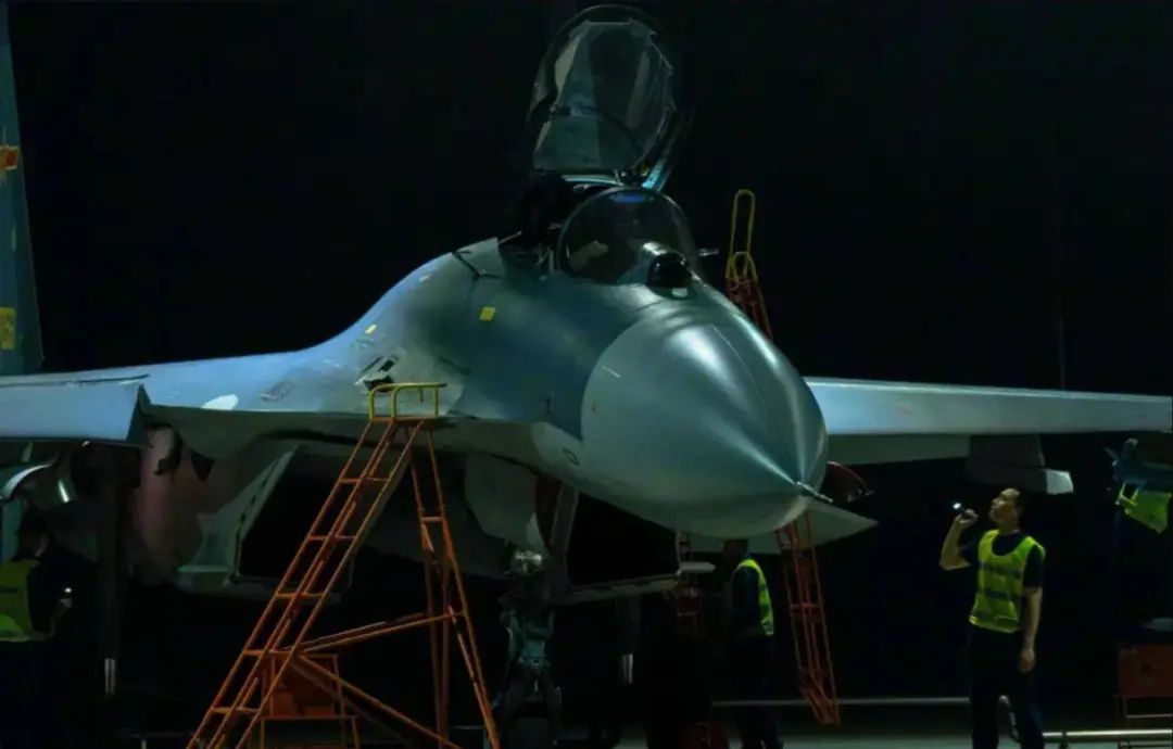 白头歼-11BG集中亮相,300架战力非同小可,苏霍伊王牌在中国!