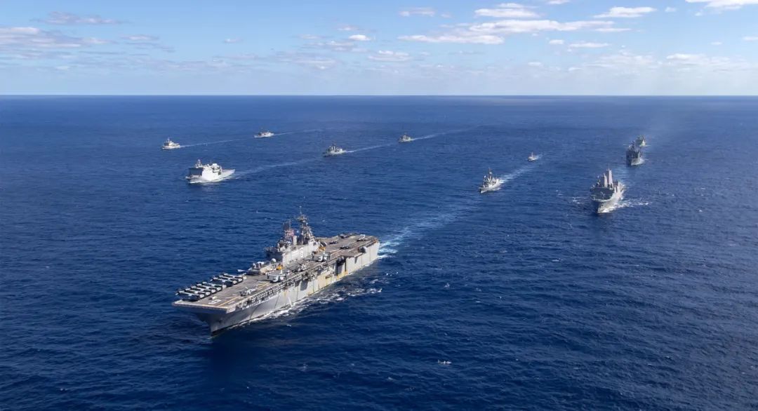 中国075型两栖攻击舰“广西”舰ESG首次穿过第一岛链,可随时执行“夺岛任务”!