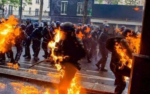 给马克龙敲响警钟，法国大骚乱背后，真正的危机是什么？