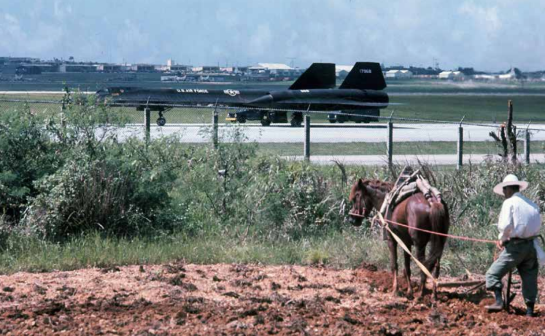 在“推土机和刺刀”下:冲绳美军基地建造背后的琉球人民血泪史