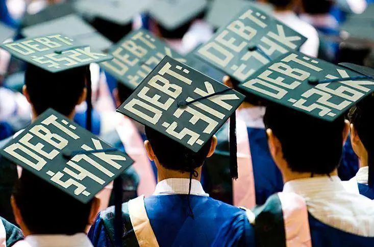 拜登减免370亿美元学生贷款，为什么美国人欠了1.7万亿美元的学生贷款？