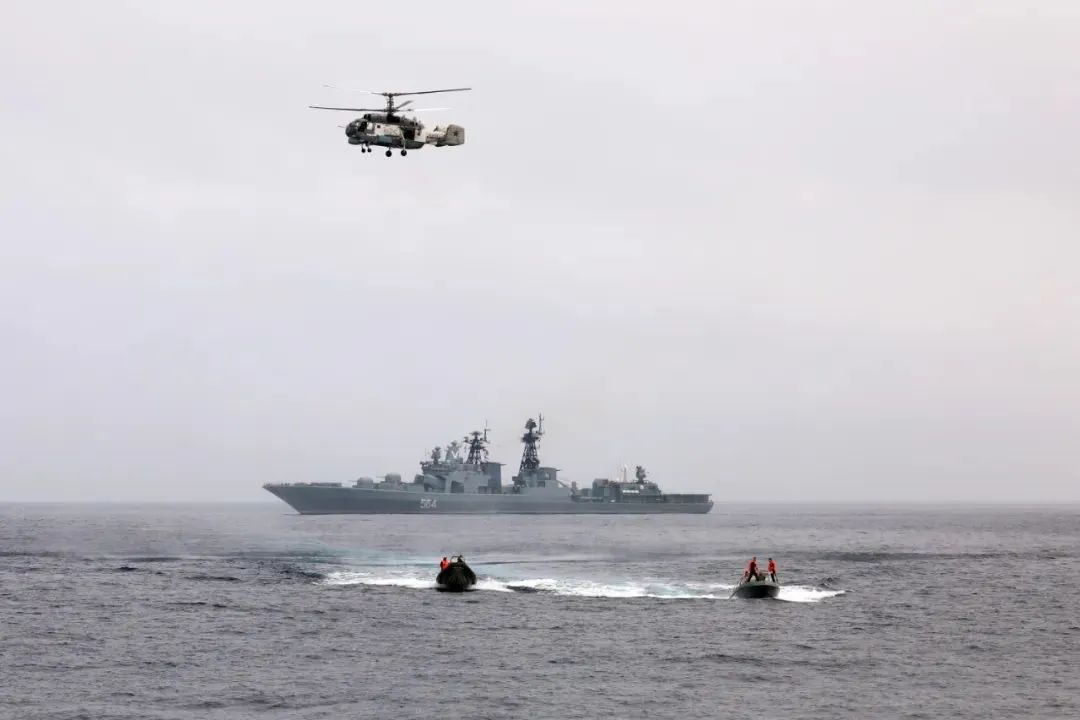 俄少将登上中国军舰