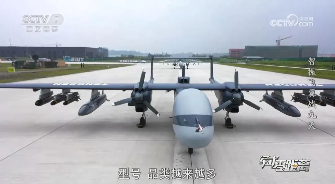 解放军亮相无人轰炸机编队,12枚导弹武德充沛,方圆千里寸草不生
