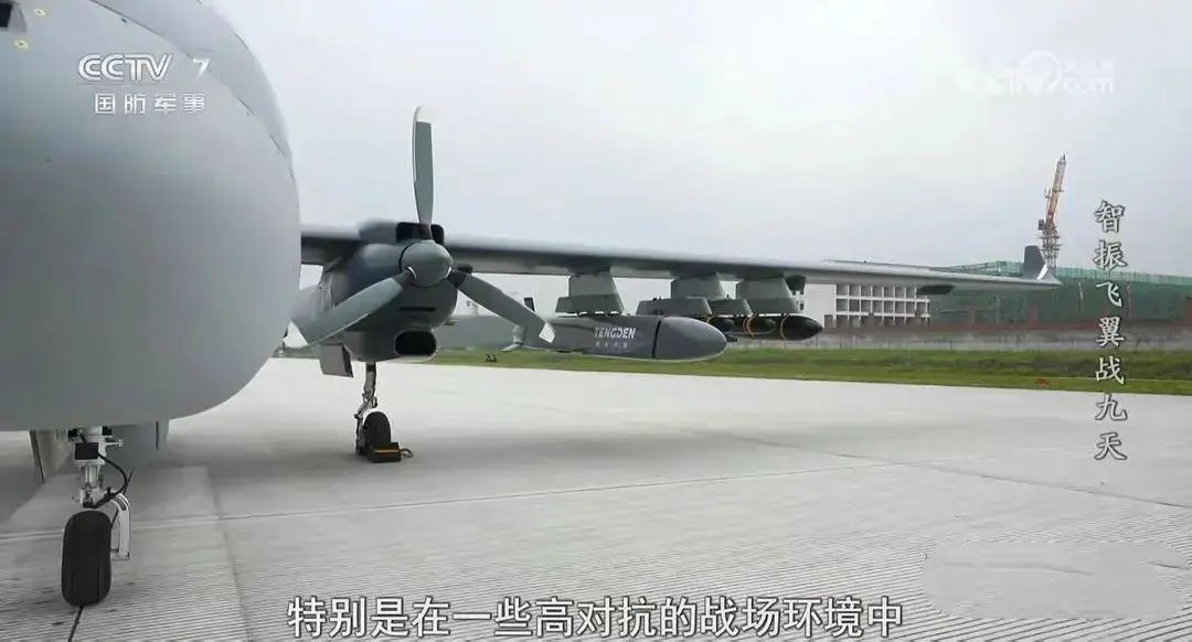 解放军亮相无人轰炸机编队,12枚导弹武德充沛,方圆千里寸草不生