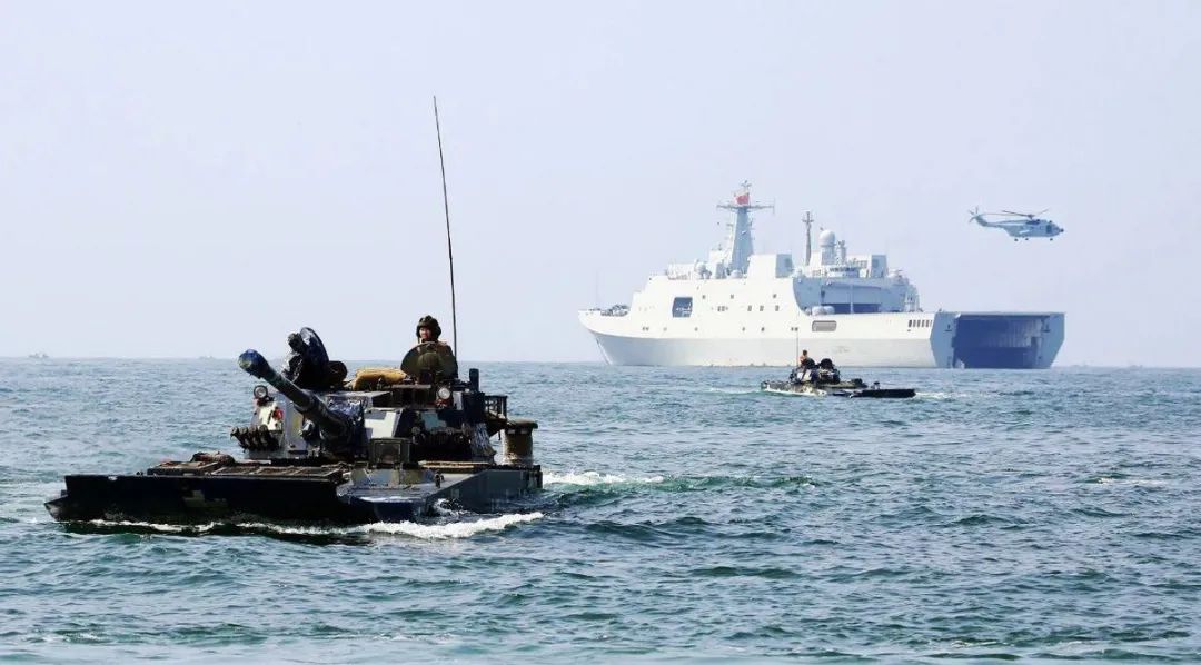 中国075型两栖攻击舰“广西”舰ESG首次穿过第一岛链,可随时执行“夺岛任务”!