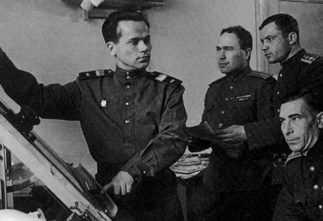 一把AK创造一个帝国!堆积如山的巡飞弹,竟都是这个老人的遗产