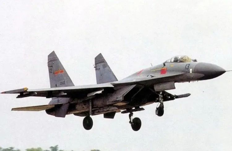 歼16亮相海参崴,机场一幕令人震撼!俄民众:竟还有这种顶级侧卫