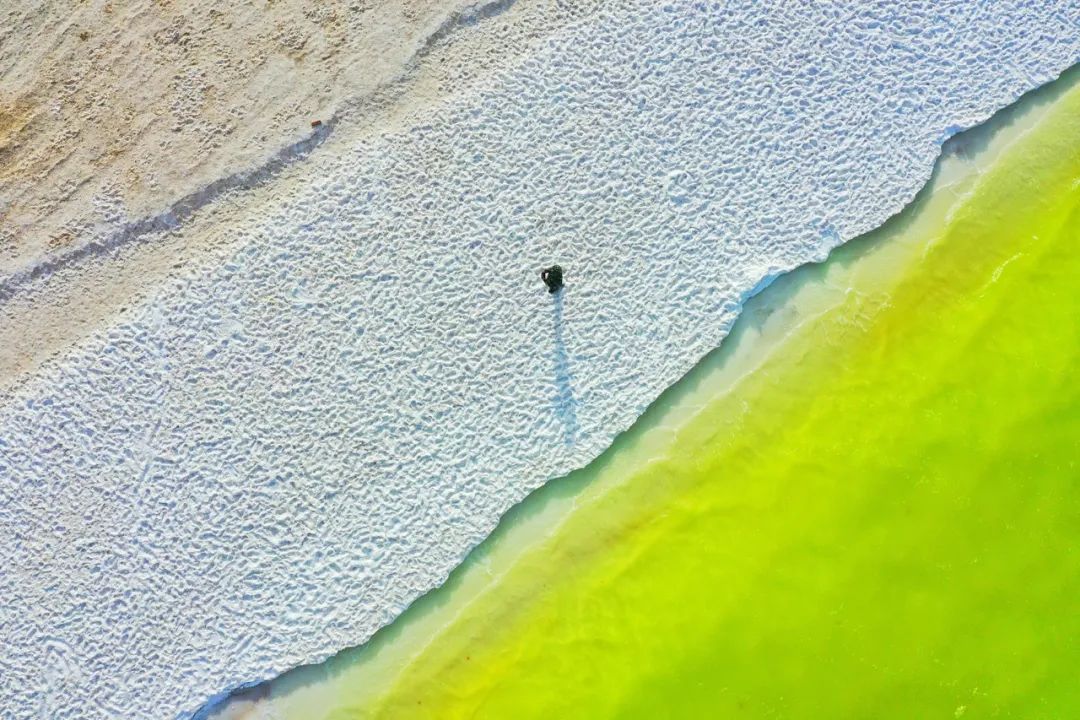 别囤盐了!中国最大的“天空之镜",比茶卡盐湖大56倍,价值12万亿,够全世界人口吃1000年!