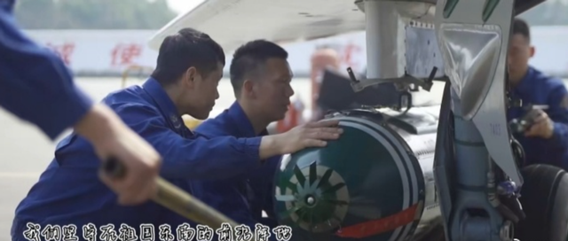 歼-6无人机挂满集束炸弹,锁定海峡对面,解放军手里还有几千架