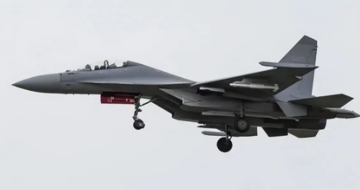 歼16亮相海参崴,机场一幕令人震撼!俄民众:竟还有这种顶级侧卫