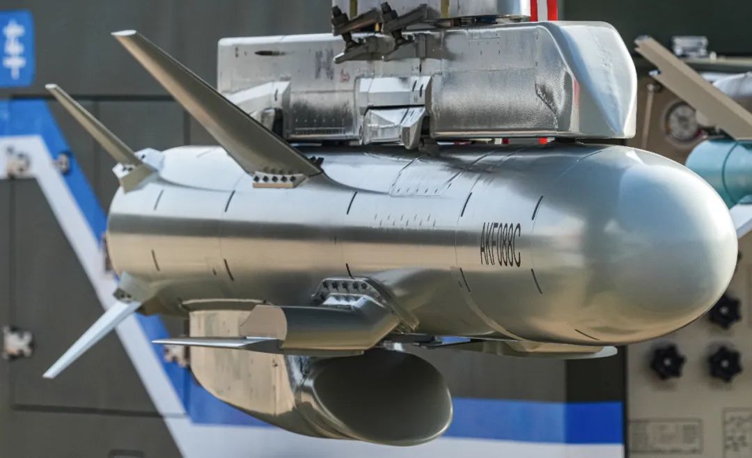 电影《壮志凌云》的剧情成了现实?央视曝光歼-16展示“首发破口,再发摧毁”神技!