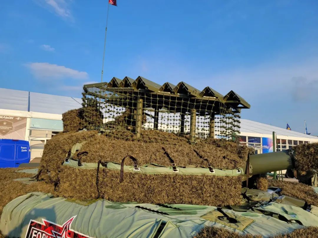 很丑但很实用!俄罗斯军事展,“铁顶棚”成为坦克制式装备!中国需要“抄作业”吗?