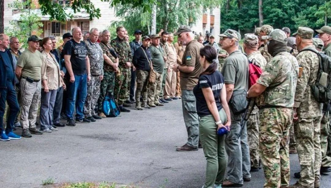 统统上战场!乌克兰颁布人类有史以来最强“抓壮丁”动员令,国民党看了都自愧不如!