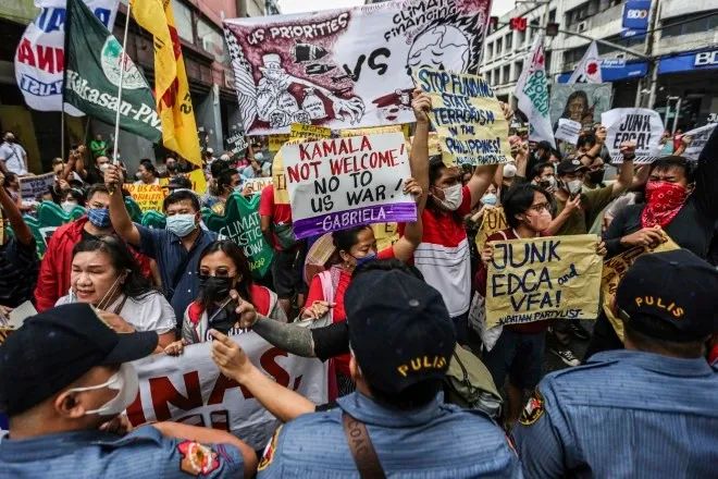 中国海警狠狠教训菲律宾!马科斯刚访华示好转脸就“背后捅刀”,究竟是谁在撑腰?
