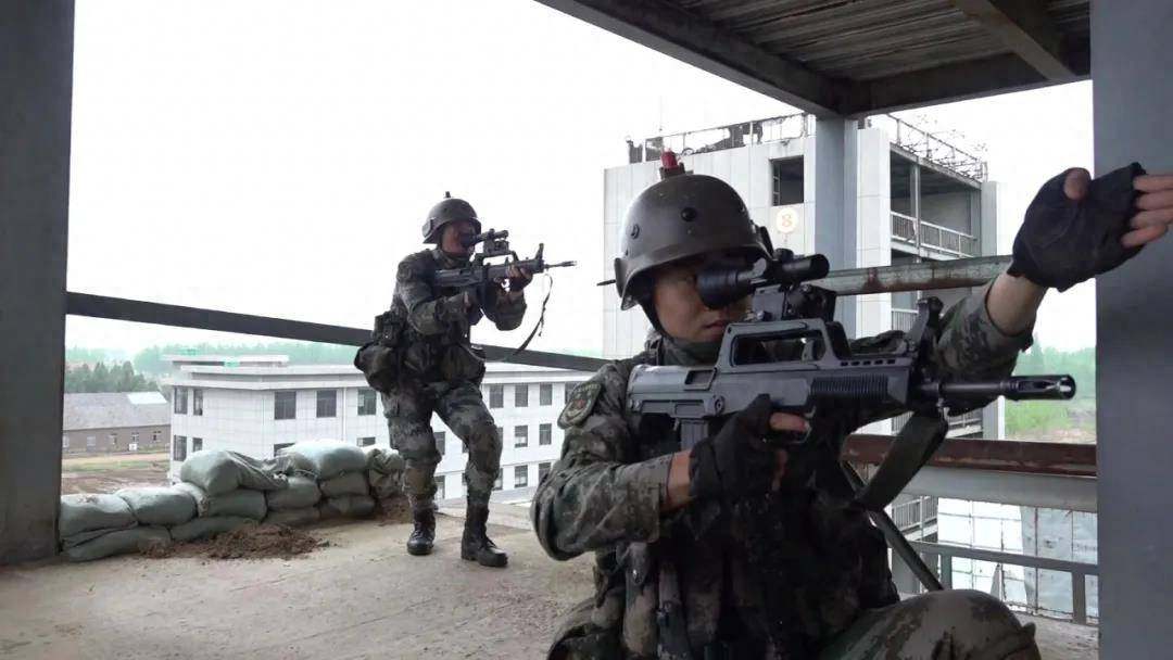 穿越机俄乌战场显神通,解放军解锁新玩法:城市作战可以这么打